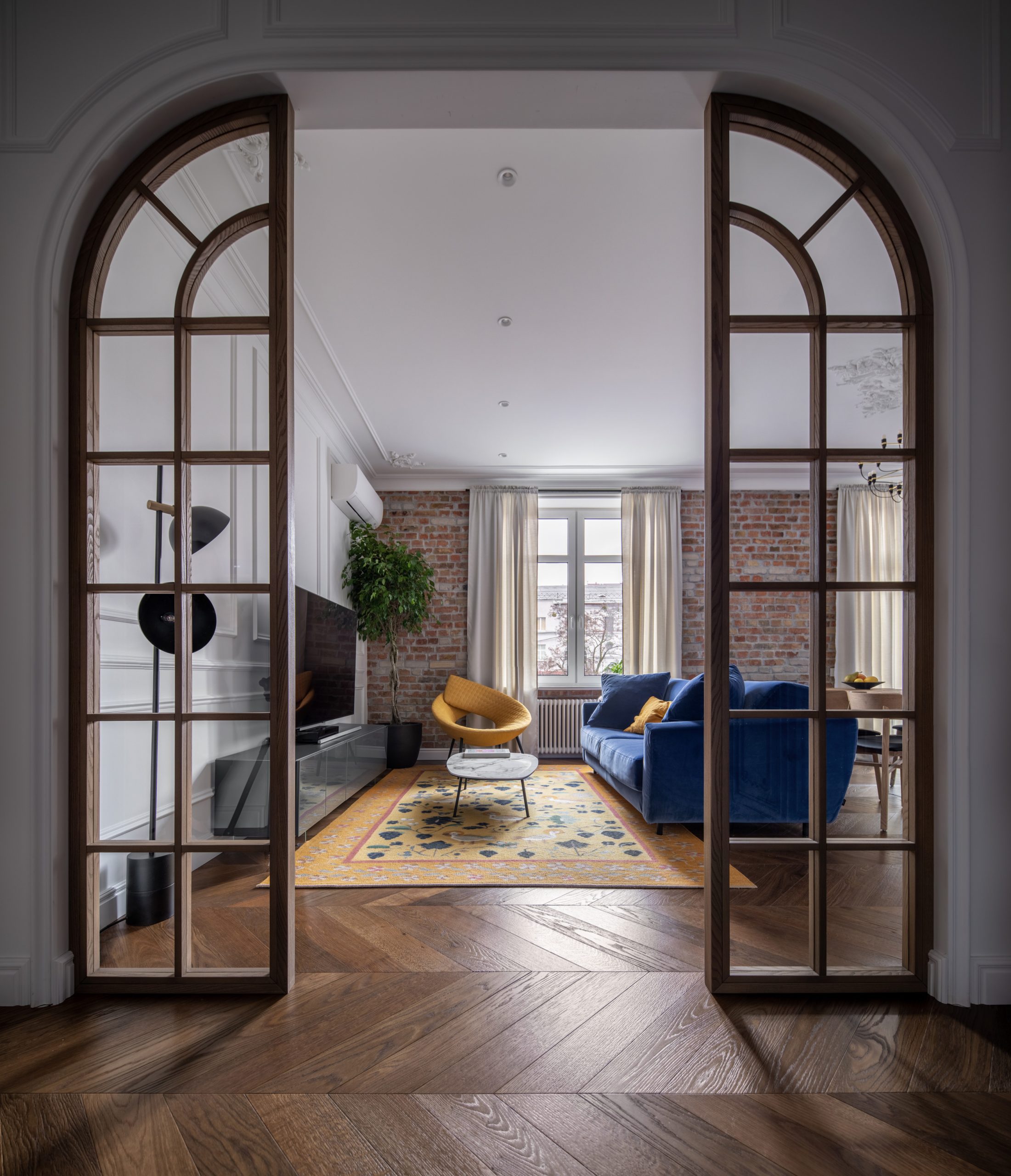 Maya Baklan Top Interior Designer Windsor Londonmid-century modern apartment interior design living room wood and blue